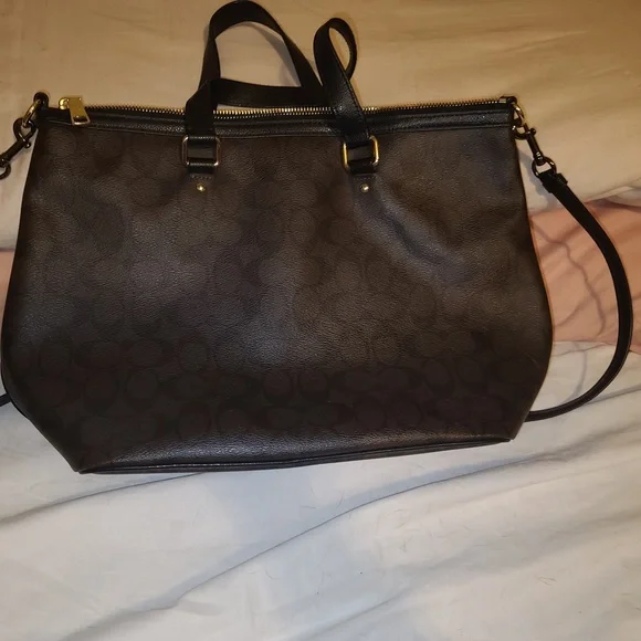 Authentic Coach purse with a crossbody strap! - Picture 4 of 12